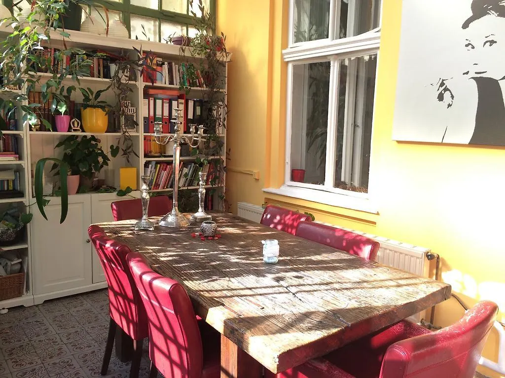 Apartment With Garden And Pool Bécs